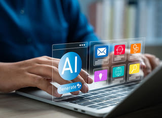 Un investitor nou în criptomonede învață bazele tranzacționării automate cu IA