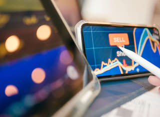 Trader care analizează opțiuni pe mai multe piețe pentru Bitcoin, Ethereum și forex