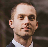 Portret al analistului de trading Thomas Whitfield, specialist în piața cripto